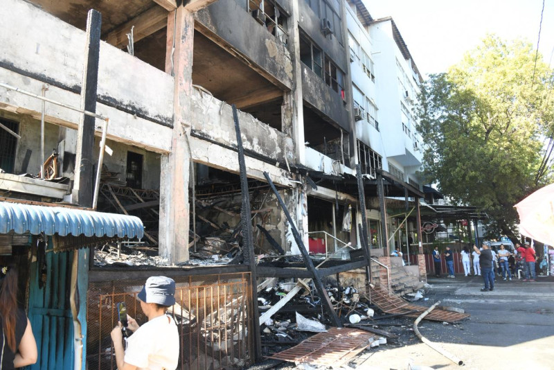Edificio Luis Franco, localizado en la avenida Correa y Cidrón, esquina Amín Abel Hasbún, luego de sufrir un incendio.
