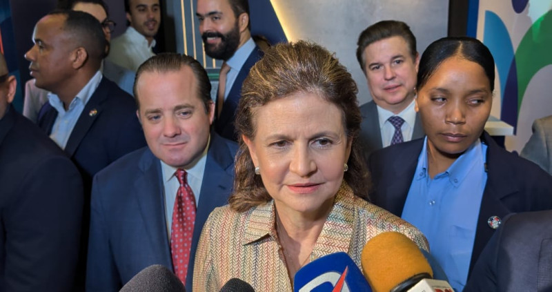 Raquel Peña habla con periodistas sobre sistema eléctrico cuando se registra apagón.