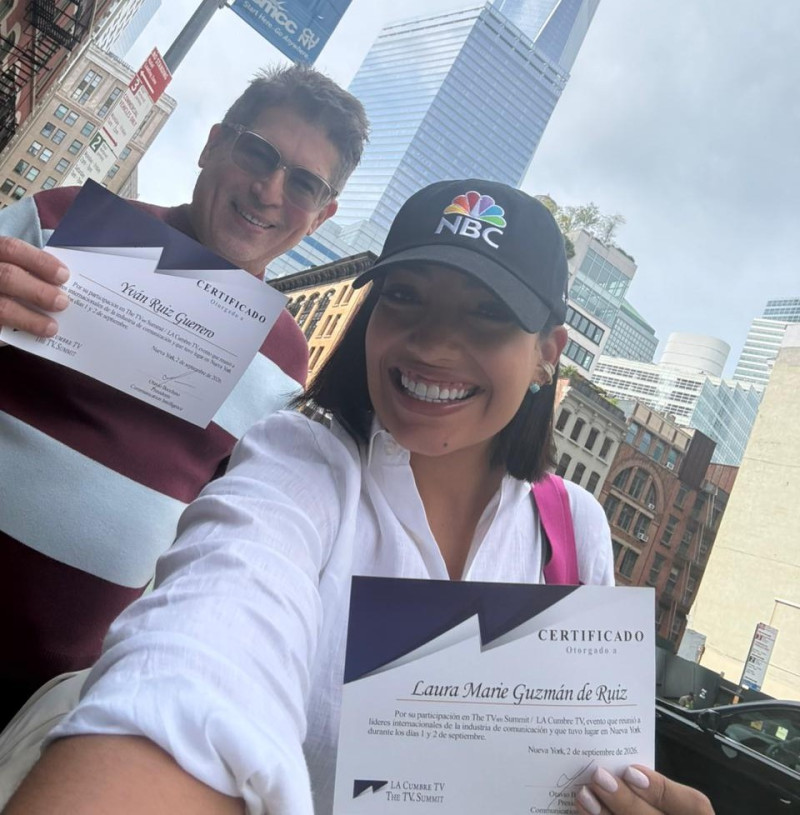 Iván Ruiz y Laura Guzmán muestran sus certificados.