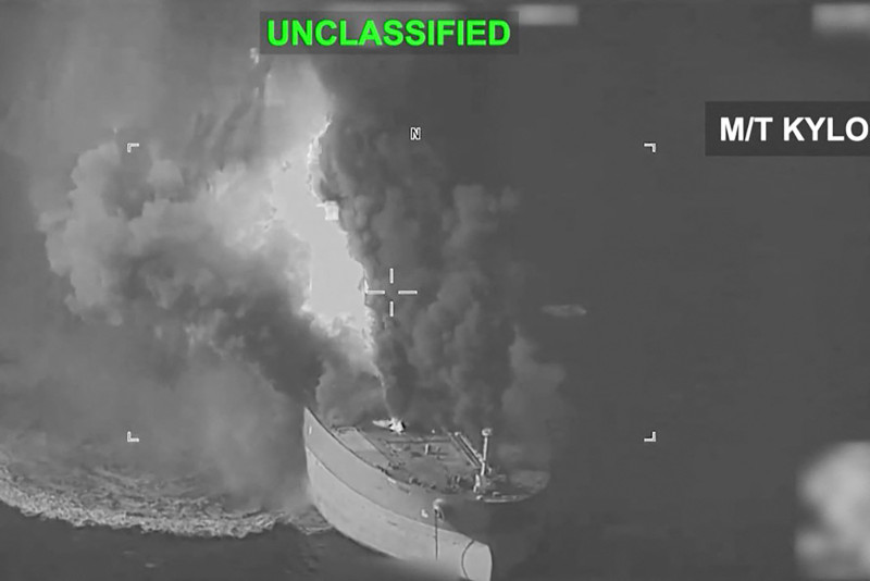 Esta captura de pantalla hecha el 5 de septiembre de 2026 a partir de un video distribuido por el Comando Central de EE. UU. (CENTCOM) muestra lo que CENTCOM dice son ataques que destruyeron tres petroleros vinculados al Cuerpo de la Guardia Revolucionaria Islámica después de que la organización militar iraní disparara contra buques de guerra estadounidenses.