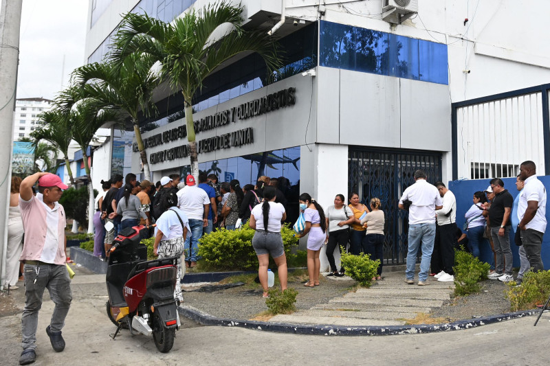 Miembros de la familia de pescadores esperan noticias en la capitanía del puerto en Manta, Ecuador, el 3 de septiembre de 2026, después de que el ejército de EE. UU. interceptara y hundiera un barco supuestamente utilizado para apoyar el tráfico de drogas en el mar por la organización criminal ecuatoriana Los Choneros, según funcionarios. (Foto de ARIEL OCHOA / AFP)