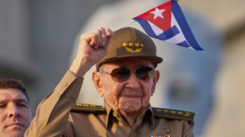 El expresidente cubano Raúl Castro observa la bandera de Cuba durante su discurso en el acto de celebración del 65.º aniversario del triunfo de la Revolución en Santiago de Cuba, el 1 de enero de 2024.