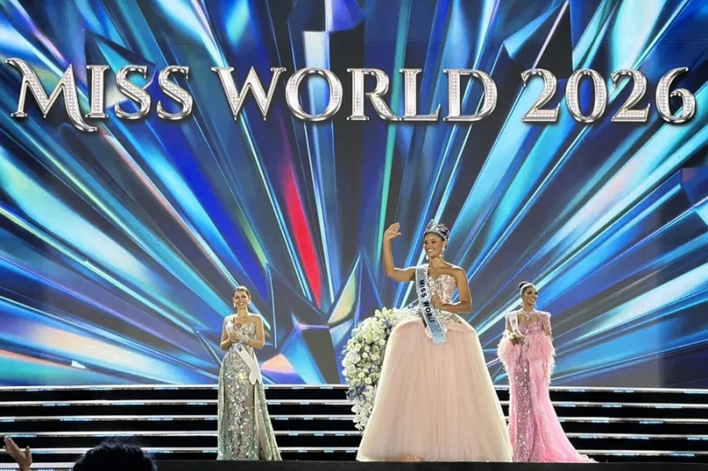 La profesora y locutora dominicana Joheirry Mola Domínguez saluda tras coronarse Miss Mundo 2026.