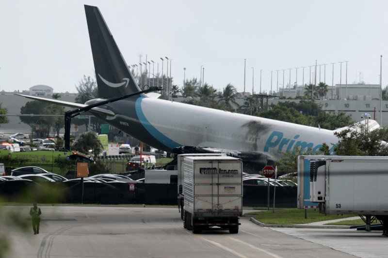 El avión de carga de Amazon tras estrellarse en el Aeropuerto Internacional de Miami el 6 de septiembre de 2026 en Miami, Florida