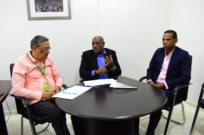 Arquímides Matías, presidente de Fomisar, junto a Jorge Custodio (derecha), auditor interno de la entidad, y Rolando Mota Nin, encargado de planes y proyectos.