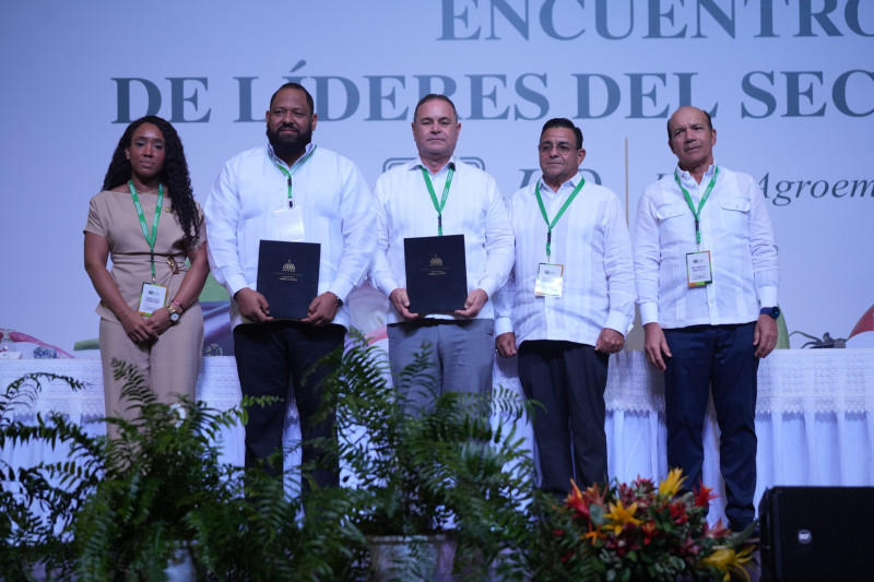 El ministro de Agricultura, Francisco Oliverio Espaillat Bencosme, y el rector de la UNPHU, Miguel Ramón Fiallo Calderón, junto a otras autoridades.