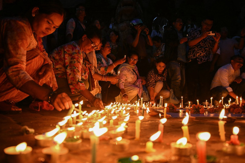 Personas encienden velas al conmemorar un día de duelo nacional por las víctimas de las inundaciones repentinas en Katmandú, el 7 de septiembre de 2026.