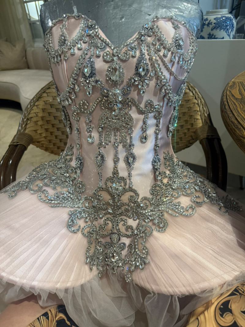 Corset de Joheirry Mola, quién representó a la República Dominicana y fue coronada como Miss Mundo 2026. El corset fue elaborado por múltiples horas en las que se implementaron miles de cristales Swarovski a mano.