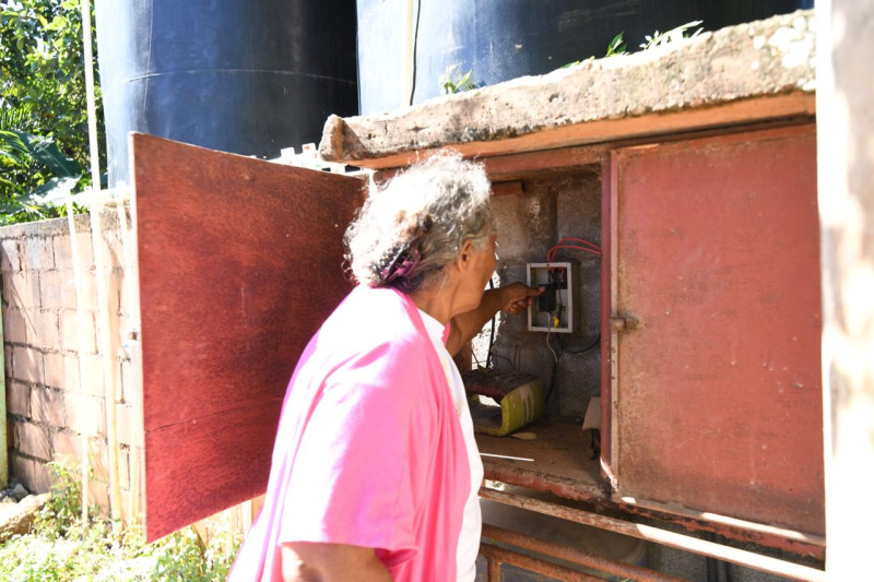 Residente muestra cómo se distribuye el agua.