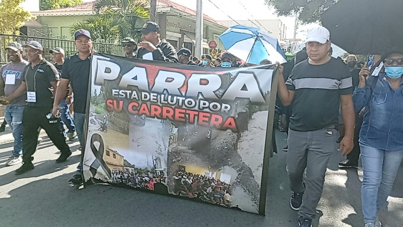 En Parra, una comunidad en Ocoa reclama terminación de su carretera.