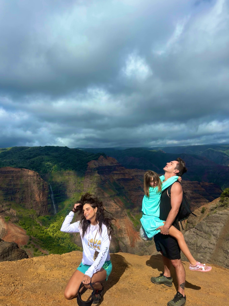 Aislinn Derbez y Mauricio Ochmann junto a su hija Kai.