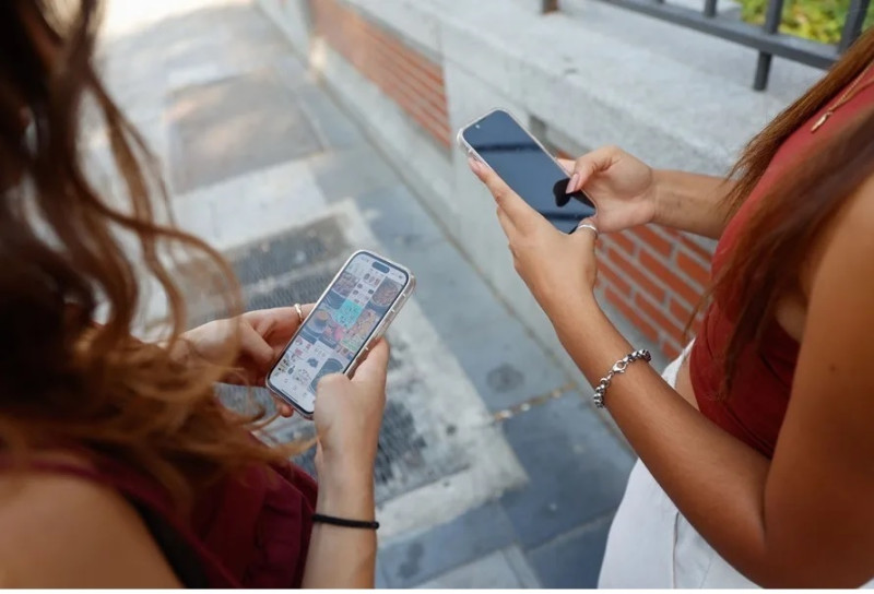 La juventud usa con frecuencia su celular como pantalla para ver diferentes tipos de videos.