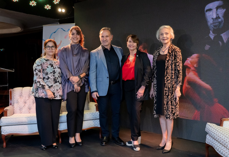 Sarah Esteva, Patricia de León, Carlos Veitía, Marianela Sallent y Irmgard Despradel durante el encuentro en el Centro León.