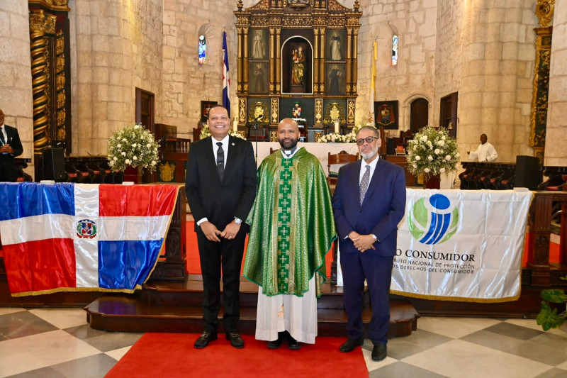 Eddy Alcántara y Padre De los Santos Montero en misa de Pro Consumidor.