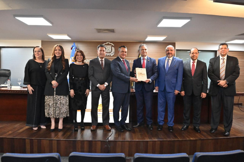 El presidente de la JCE, Román Jáquez Liranzo, junto a miembros del Pleno, recibe el informe sobre abstención electoral.