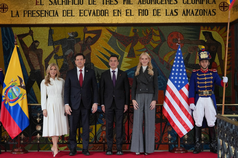 El secretario Marco Rubio (segundo por la izquierda), y su esposa Jeanette Dousdebes (izquierda) son recibidos por el presidente de Ecuador, Daniel Noboa, y la primera dama, Lavinia Valbonesi, en el Palacio de Carondelet.