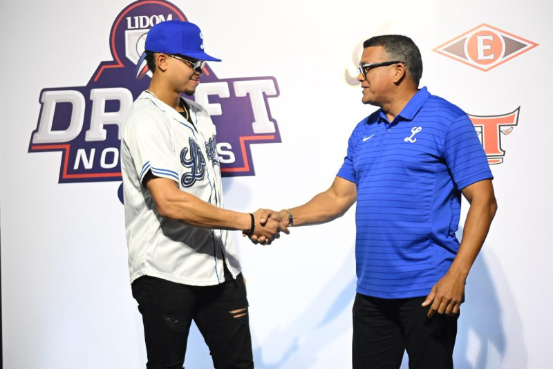 Audo Vicente saluda a Hayden Alvarez, quien este miércoles fue premiado como el primer pick del Licey en el sorteo de novatos.