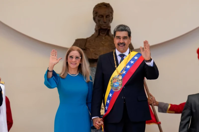 El presidente de Venezuela, Nicolás Maduro, y su esposa Cilia Flores saludan a los asistentes después de la ceremonia de investidura para un tercer mandato, el 10 de enero de 2025.