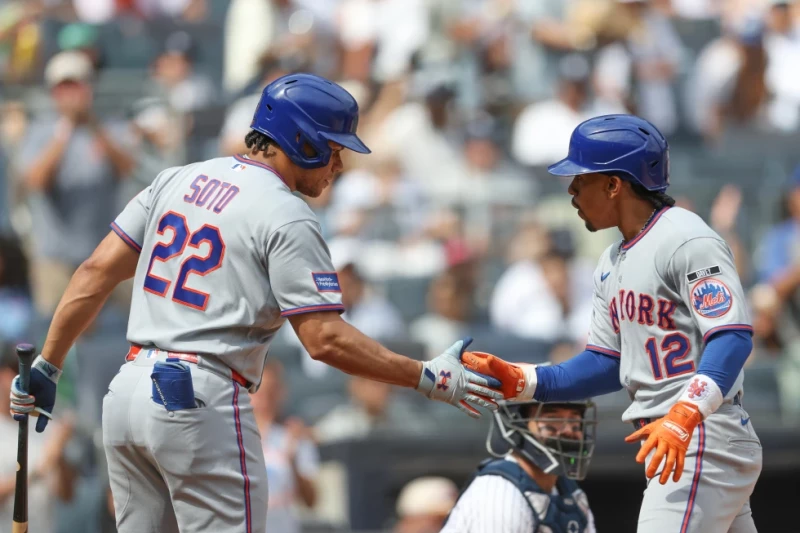 Francisco Lindor, de los Mets, celebra con Juan Soto su jonrón en la primera entrada ante los Yankees, el 12 de septiembre del 2026.