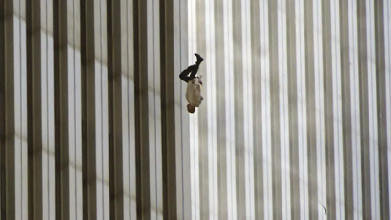 En su libro, Philippe Lecaplain repasa la historia de la fotografía tomada por un periodista estadounidense de un hombre que cae de una de las torres del World Trade Center durante los atentados del 11 de septiembre de 2001.
