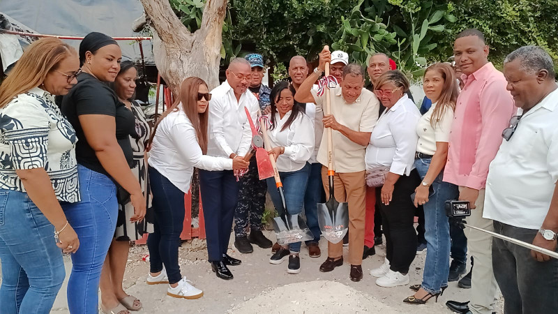 El alcalde de Jimaní, Laureano Santana (Laú), encabezó este sábado el primer picazo para la reconstrucción de aceras y contenes del municipio cabecera de la provincia Bahoruco.