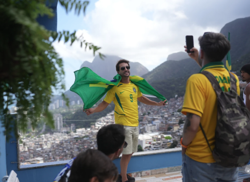 Un turista con una camiseta con los colores de Brasil posa para una foto en la favela de Rocinha, en Río de Janeiro, el 2 de septiembre de 2026.