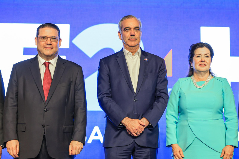Eduardo Sanz Lovatón, Luis Abinader y Lucile Houellemont.