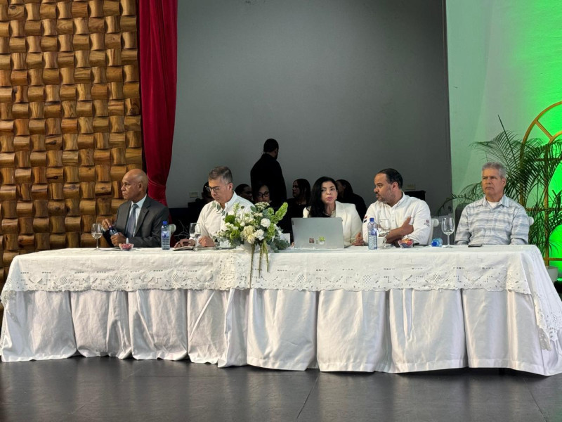 José Rafael Espaillat, Luis Ernesto García, la procuradora Yeni Berenice Reynoso, Pablo Ulloa y Alexis Peña, participantes en la actividad realizada en la sede de la Universidad Católica Nordestana.