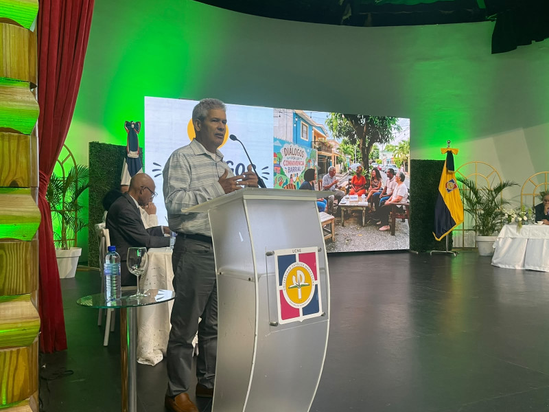 El dirigente comunitario Alexis Peña se dirige a los presentes durante el Primer Diálogo Regional por la Convivencia Barrial.