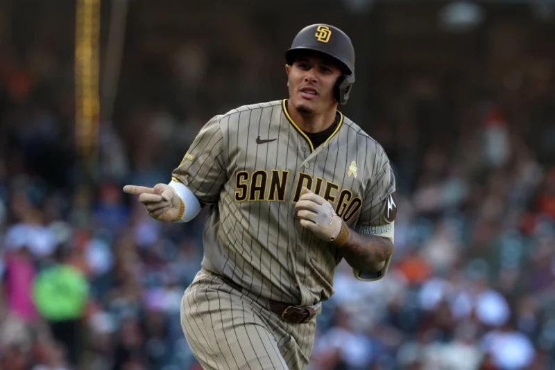 Manny Machado, de los Padres, señala a sus compañeros después de batear un jonrón de dos carreras frente a los Gigantes, el 3 de septiembre de 2026, en San Francisco.