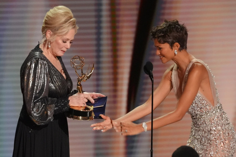 Zendaya entrega el premio a la actriz Jean Smart en los Premios Emmy 2026.