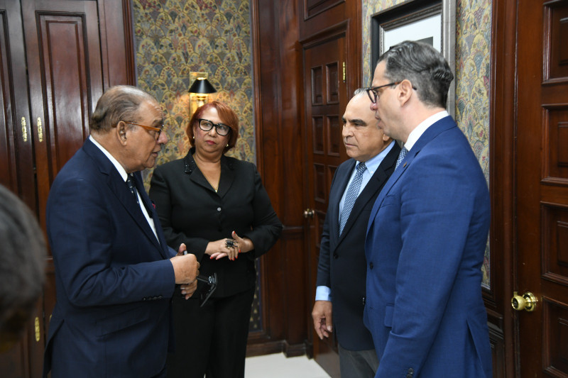Miguel Franjul, Cándida Acosta, Celso Juan Marranzini y César Dargam conversan después del Desayuno.