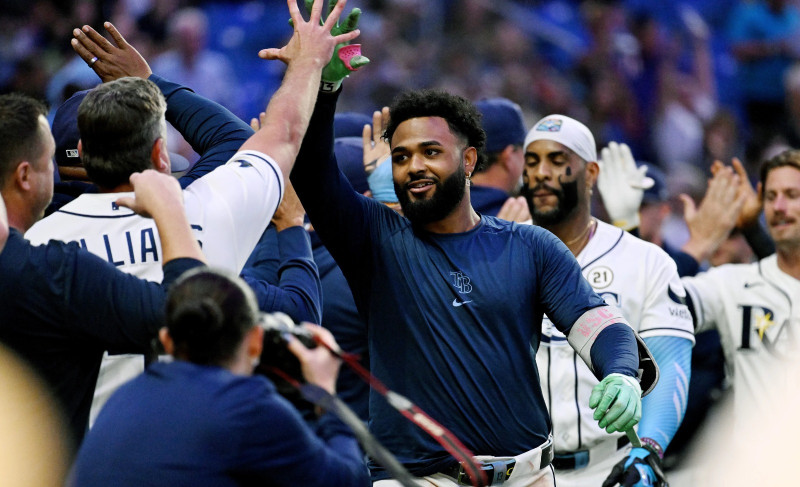 Junior Caminero es felicitado por sus compañeros tras pegar jonrón decisivo.