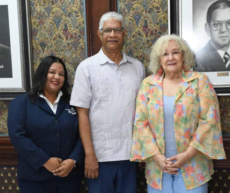 Heidy Santana, coordinadora de Gestión Ambiental de la fundación Propagás; el paleontólogo Juan Almonte e Yvonne Arias, coordinadora del Encuentro Verde.