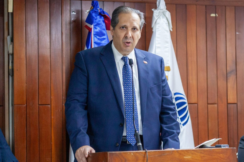 Víctor Atallah, ministro de Salud.