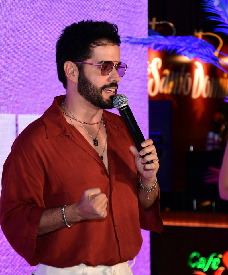El artista dio detalles sobre como surgió la colaboración junto a Juan Luis Guerra
