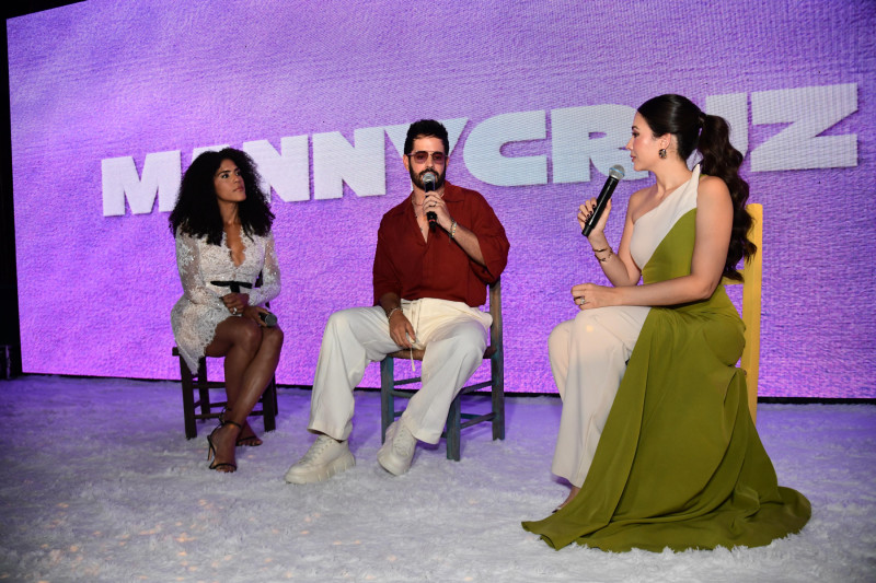De izquierda a derecha, Francisca, Manny Cruz y Nahiony Reyes, maestra de ceremonias del evento.