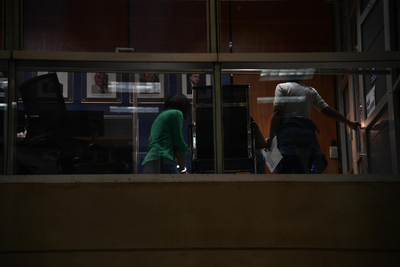 Una mujer es conducida a la sede de la Procuraduría General de la República.