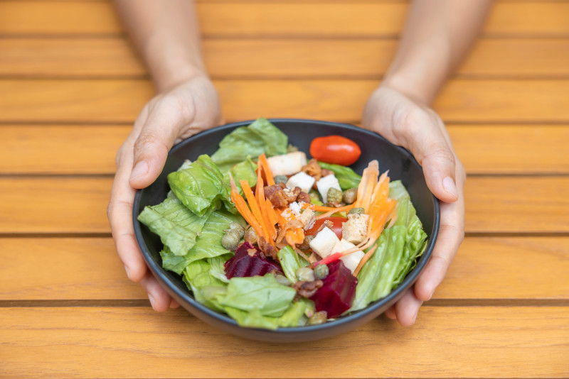 Una dieta equilibrada en la que predominen frutas, verduras, legumbres y proteínas de alta calidad, puede aumentar los niveles de la proteína Klotho en nuestro organismo.
