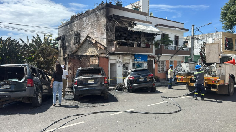 Calle Arzobispo Portes esquina Callejón de Regina invadida por escombros luego de incendio.