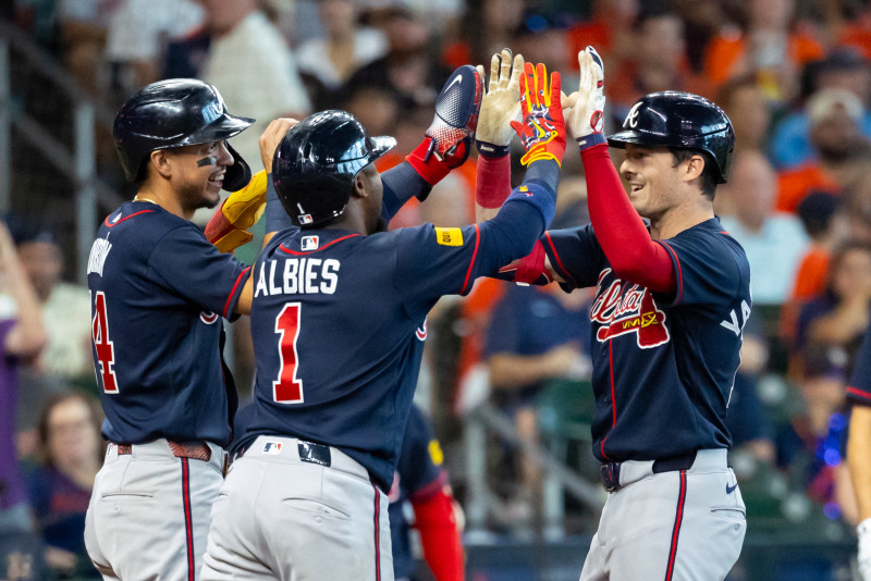 Mike Yastrzemski es felicitado por sus compañeros tras pegar un cuadrangular.