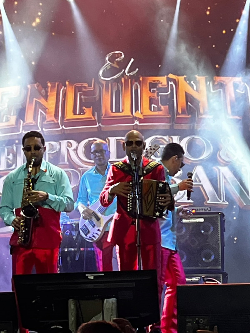 Krency García (El Prodigio) y el saxofonista Dari Mambo (Darío Marte) en la Gran Arena del Cibao.
