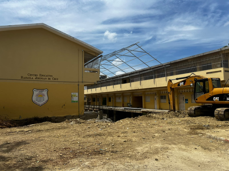 El retraso en los trabajos de remozamiento de algunos centros, mantiene a estudiantes fuera de las aulas.