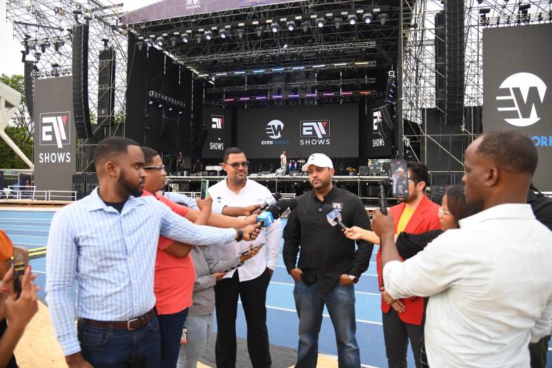 Fernando Fernández de “EW Shows” y Mario Fernández de “Evenworks”, quienes la tarde del lunes llegaron al Estadio Olímpico Félix Sánchez para ultimar detalles del espectáculo de maestro Ramón Orlando.