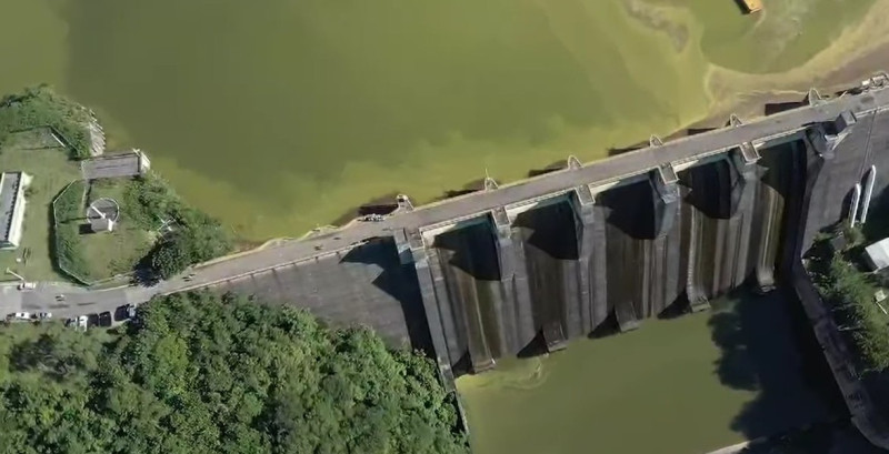 Vista aérea de marcada eutrofización del embalse de Valdesia