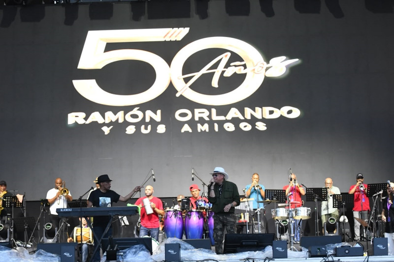 Ramón Orlando cuando ensayaba anoche en el Estadio Olímpico para su espectáculo de este miércoles. VÍCTOR RAMÍREZ/LISTÍN DIARIO