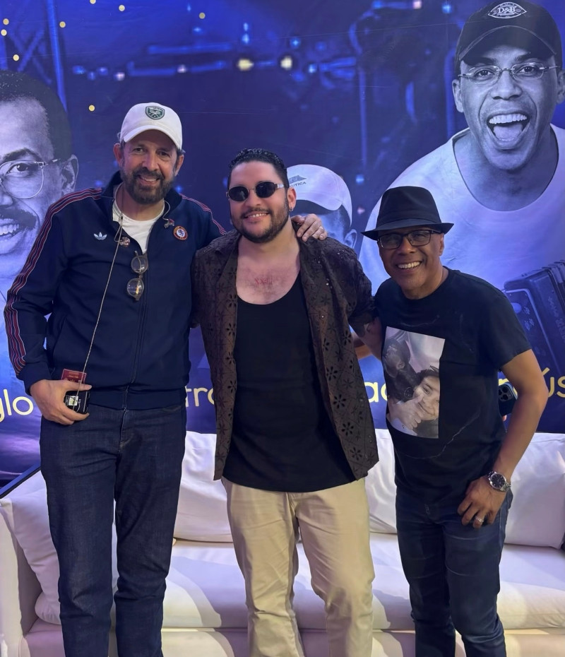 Los ensayos en el Estadio Olímpico del show "50 años, Ramón Orlando y sus amigos" sirvieron para compartir entre colegas artistas, como atestigua la foto en la que figuran Juan Luis Guerra, Rafely Rosario y Ramón Orlando.