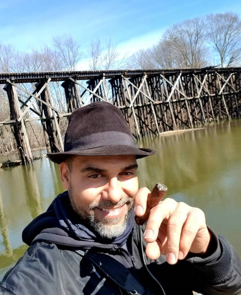 Eduardo, tío de Romeo Santos fallecido en pandemia, quien fue un hombre amante de los puros y una figura paterna para el artista.