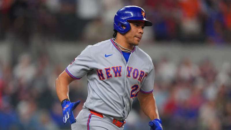 El dominicano Juan Soto recorre las bases luego de disparar un jonrón de dos vueltas en el choque que los Mets se impusieron a los Vigilantes.