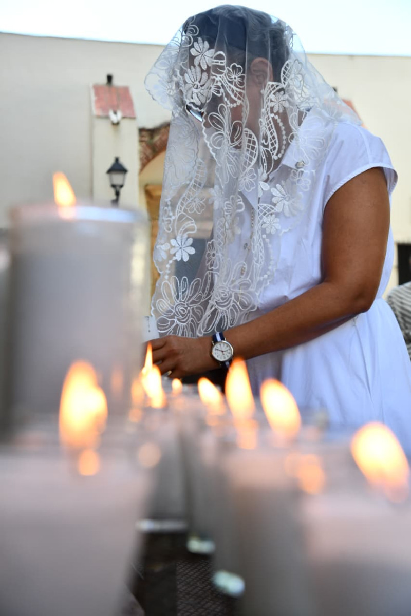 Feligreses rindiendo tributo a la Virgen de las Mercedes